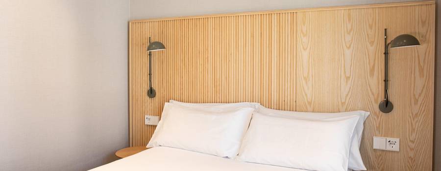 Habitación doble con balcón (cama matrimonio) Habitación doble con balcón (cama matrimonio)